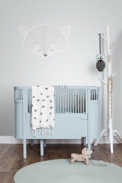 Babyzimmer mit Gitterbett, Spielzeug und Wanddekoration