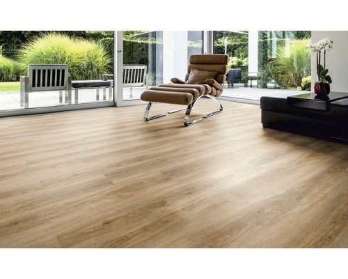 Heller Wohnraum mit Laminatboden in Holzoptik, Sesseln und Blick ins Grüne