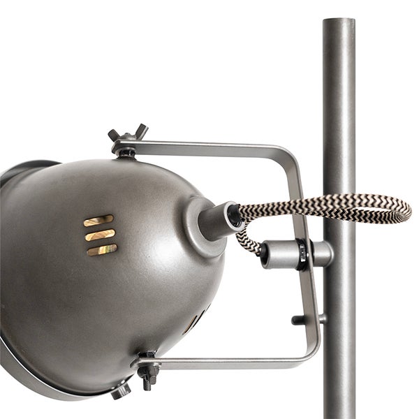 Detailansicht einer grauen Stehlampe mit Textilkabel