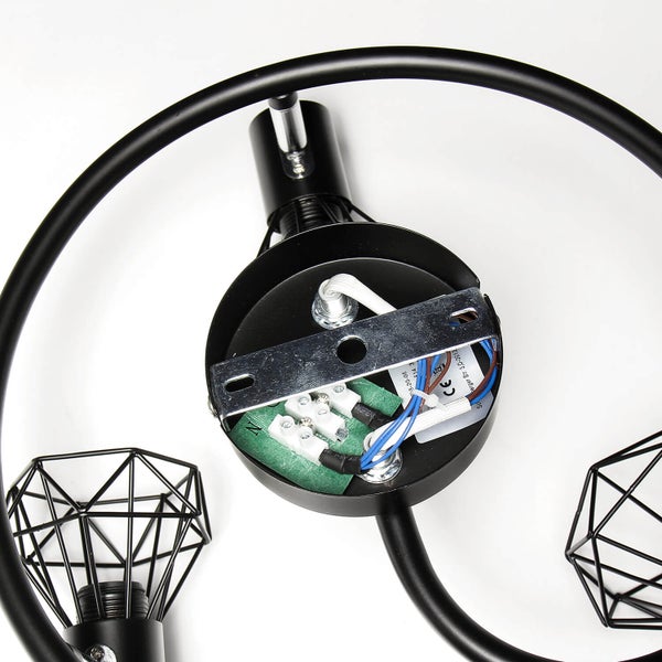 Detailaufnahme der Deckenleuchte mit geometrischen Lampenschirmen und elektrischen Anschlüssen.