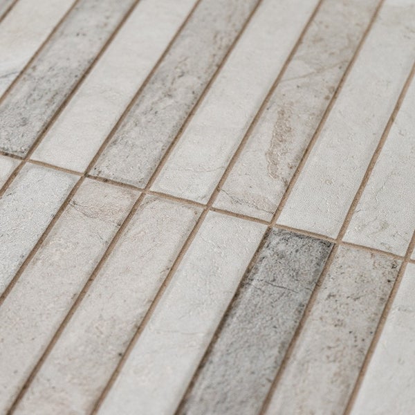 Wandfliesen im Riemchenformat mit Natursteinoptik in strukturierter Oberfläche