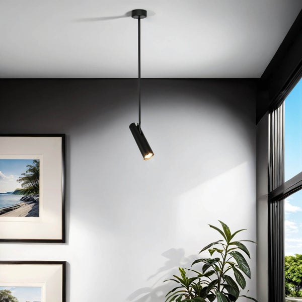 Schwenkbare Deckenleuchte aus Metall in einem hellen Wohnraum.