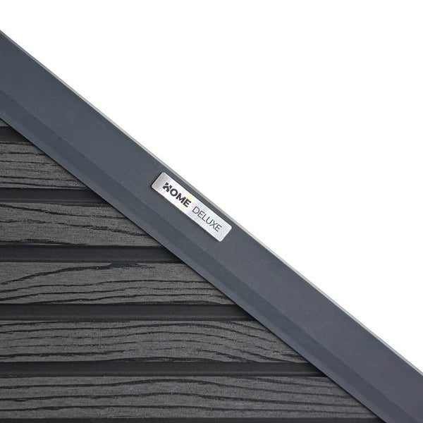 Detailansicht einer Kunststoff Terrassendiele mit Holzoptik und aufgebrachtem Home Deluxe Logo
