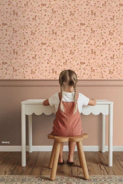 Kindertapete mit Waldmotiven und Rehmuster im Kinderzimmer über einem Schreibtisch.