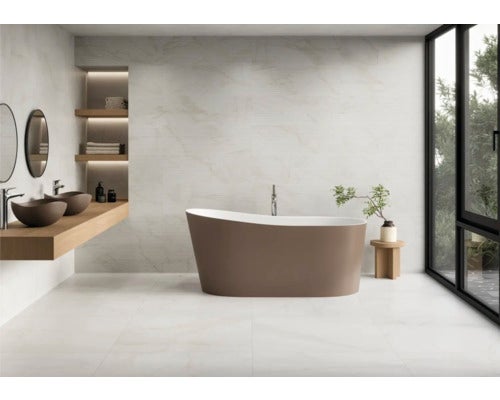 Modernes, geräumiges Badezimmer mit einer freistehenden Badewanne, Aufsatzwaschbecken auf einem Holzwaschtisch und großformatigen Fliesen.