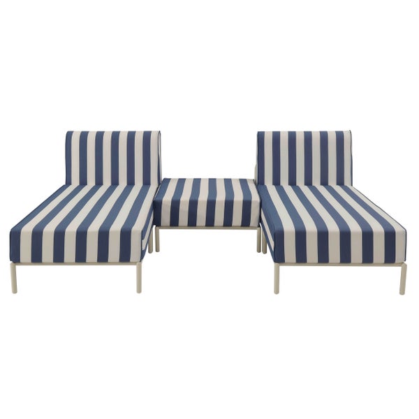 Dreiteiliges Garten-Lounge-Set mit blau-weiß gestreiftem Bezug, bestehend aus zwei Liegemodulen mit Rückenlehne und einem Hockermodul.