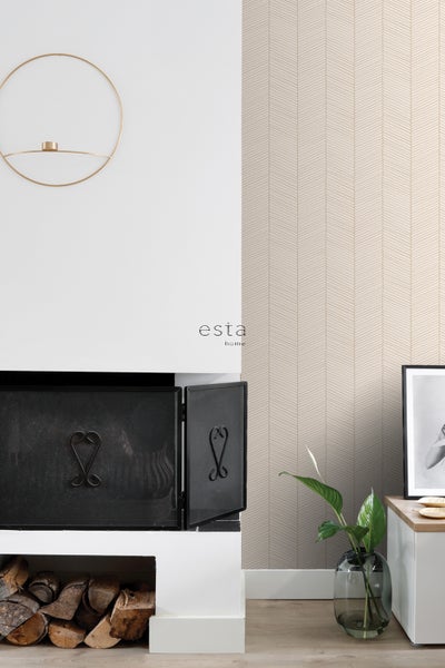 Innenraum mit Kamin, Deko-Elementen und Tapete mit Fischgrätenmuster