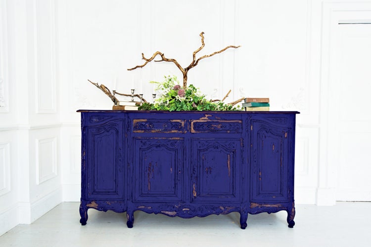 Antiker blauer Schrank mit floralen Verzierungen und dekorativen Elementen