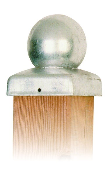 Pfostenkappe mit Kugelaufsatz aus Metall auf einem Holzpfosten