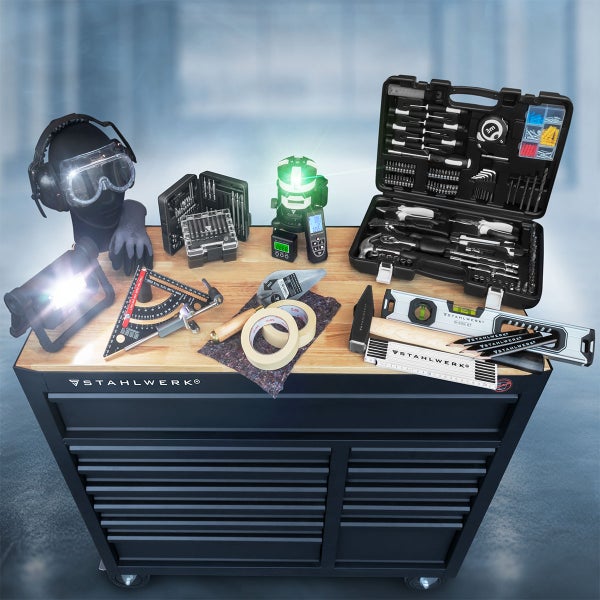 Werkstatteinrichtung mit Werkzeugkoffer, Winkelmesser, Laser, Wasserwaage, Stirnlampe, Gehörschutz, Schutzbrille und Werkzeugwagen.