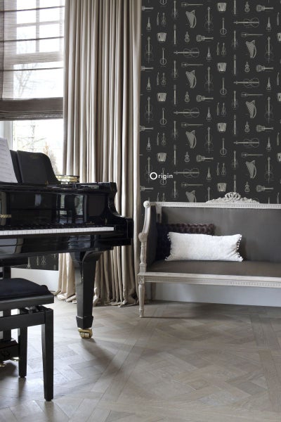 Innenraum mit schwarzem Flügel, Sofa und Tapete mit Musikinstrumentenmuster