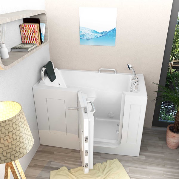 Begehbare Badewanne mit offener Tür in einem Badezimmer