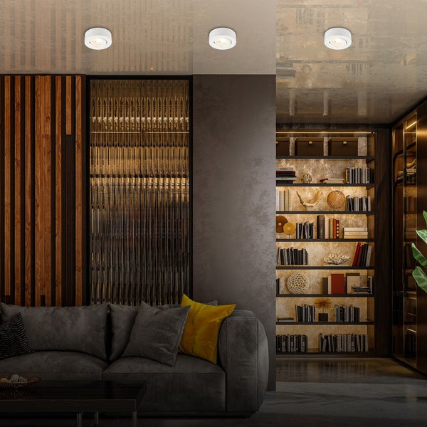 Spielturm aus Holz mit Rutsche, Schaukel, Kletterwand und Turnringen für den Garten.