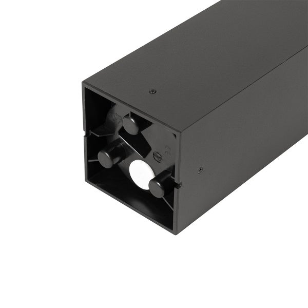 Detailansicht der Montagevorrichtung einer schwarzen quadratischen Außenleuchte aus Metall.