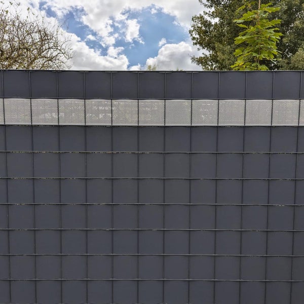 Sichtschutzzaun mit Metalleinsatz vor blauem Himmel