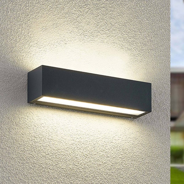 Rechteckige LED-Außenwandleuchte, Anthrazit, mit Lichtaustritt nach oben und unten an einer strukturierten Wand.