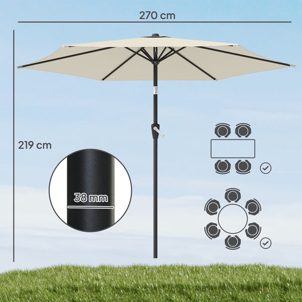 Grauer Sonnenschirm über einer Sitzgruppe mit vier Sesseln und Tisch auf einer Holzterrasse am Pool mit UV-Schutz und wasserabweisendem Dach.