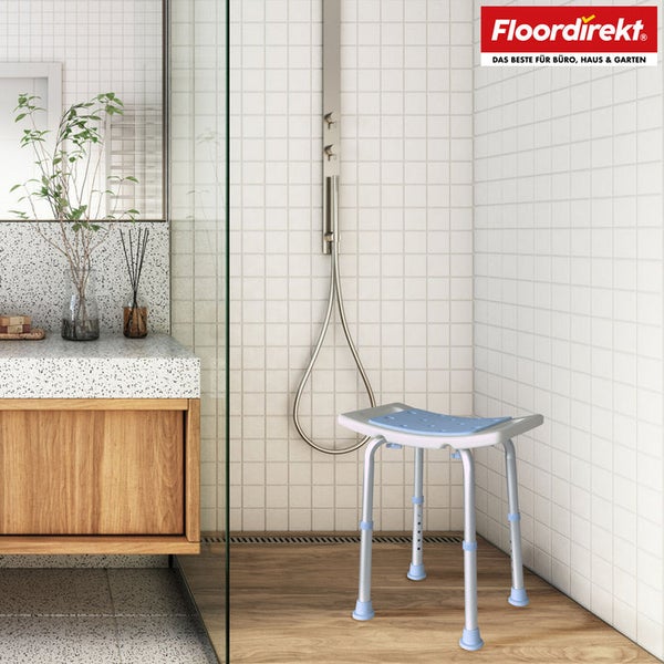 Duschstuhl mit verstellbaren Beinen im Badezimmer