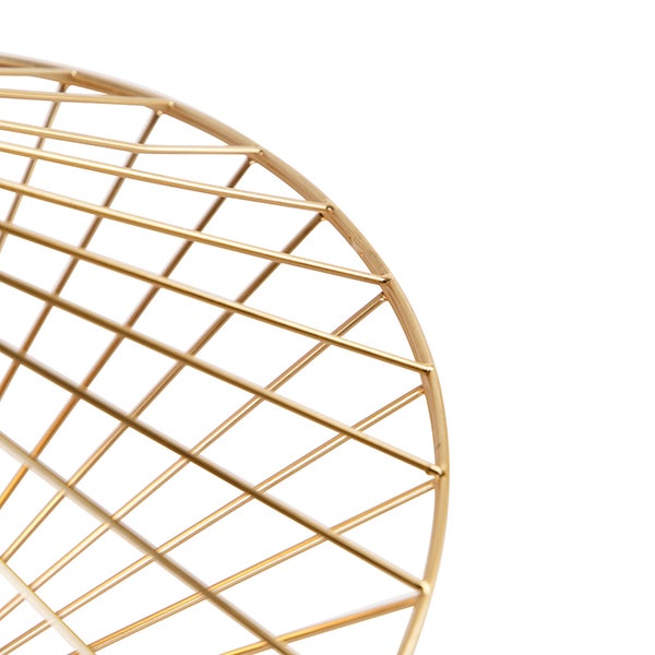 Detailaufnahme eines goldfarbenen Metallkorbs mit Gitterstruktur