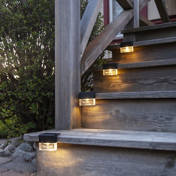 Holztreppe mit Solarleuchten für den Außenbereich