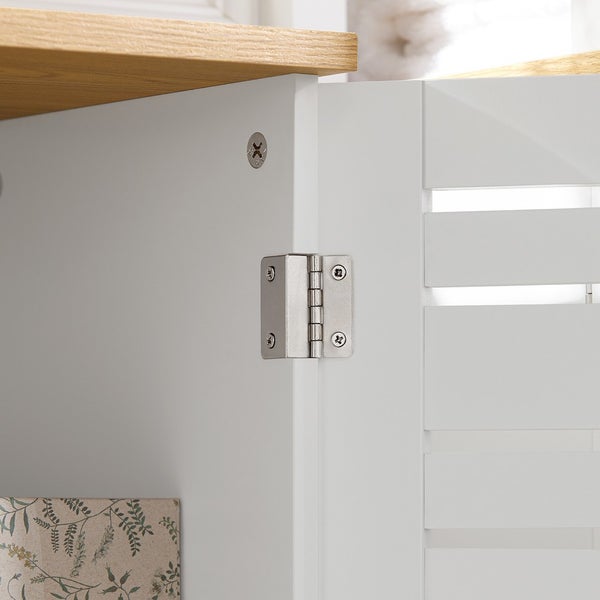 Detailansicht eines Schranks mit Türscharnier.