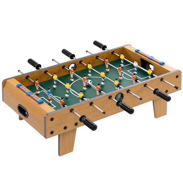 Tischfussball aus Holzdekor mit grünem Spielfeld, sechs Stangen pro Seite und integrierten Spielstandanzeigen.