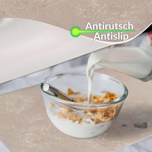Rutschfeste Unterlage im Einsatz mit einer Glasschale mit Müsli und Milch sowie Darstellung der rutschhemmenden Rückseite.