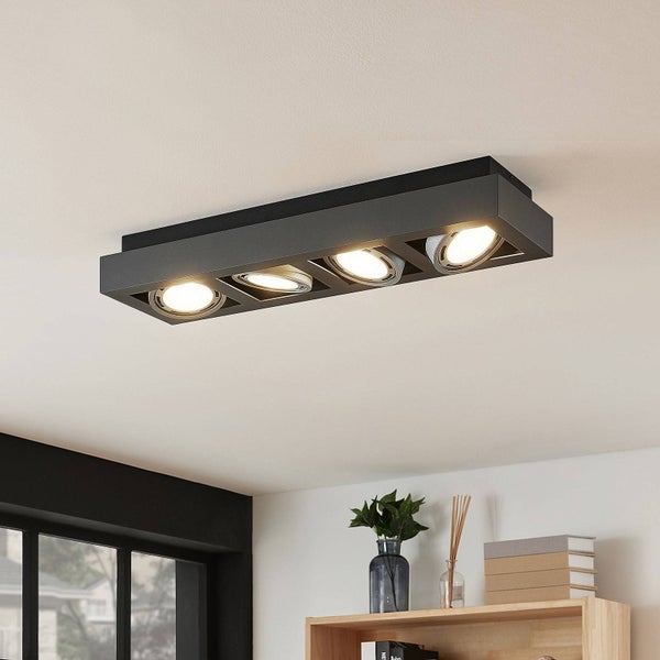 Deckenleuchte mit vier Strahlern im Wohnzimmer