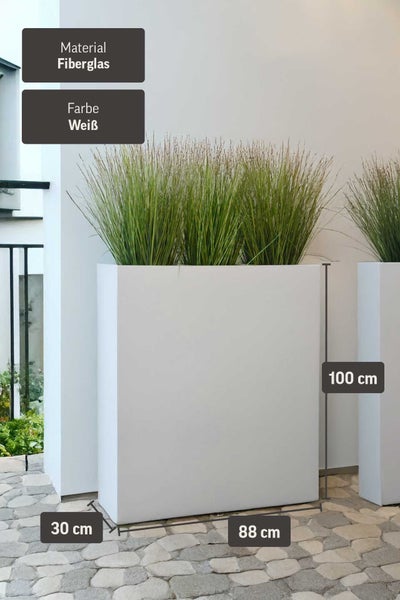 Weißer, hoher Pflanzkübel aus Fiberglas, Maße 88 mal 30 mal 100 Zentimeter, bepflanzt mit Ziergras.