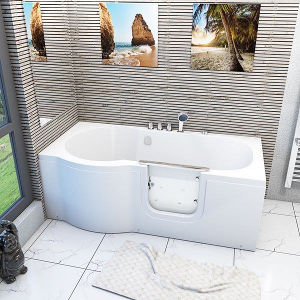 Begehbare Badewanne im Badezimmer mit Wandverkleidung