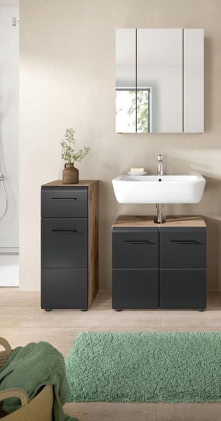 Modernes Badezimmer mit weißem Waschbecken, Spiegelschrank, anthrazitfarbenem Unterschrank in Holzoptik und passendem Beistellschrank.