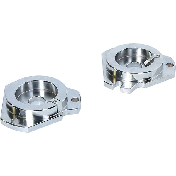 Zwei verchromte Rohrbefestigungen