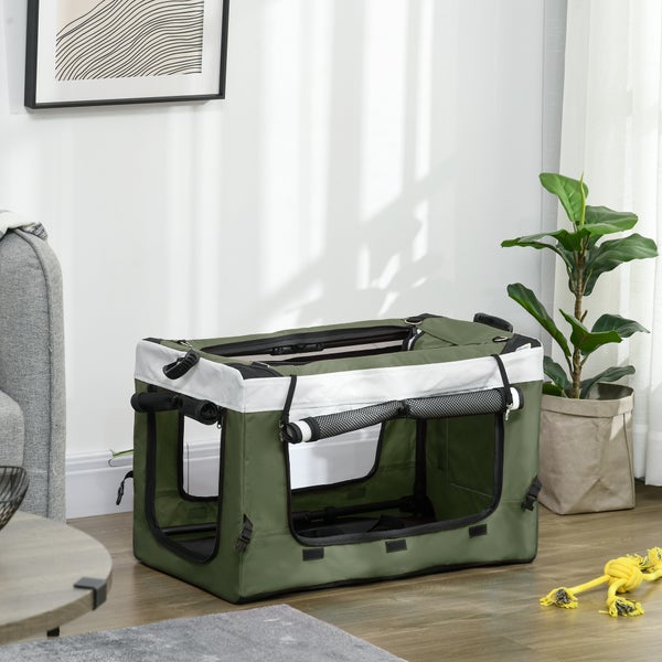 Grüne und weiße Hunde Transportbox im Wohnzimmer