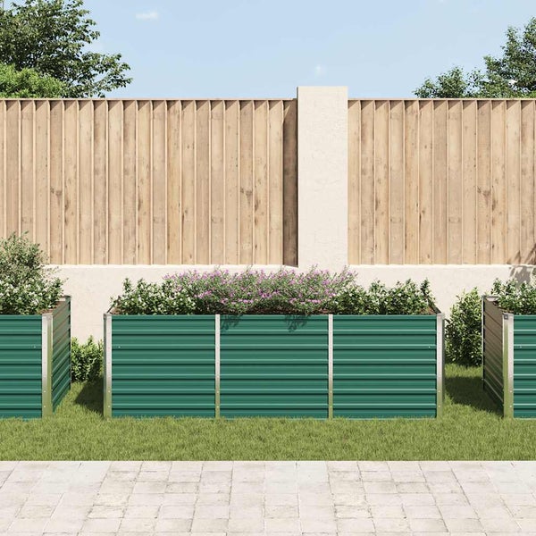 Drei grüne, rechteckige Hochbeete mit Pflanzen vor einem Holzzaun