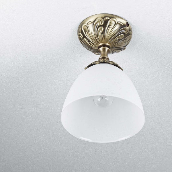 Deckenleuchte mit weißem Glasschirm und dekorativer Halterung