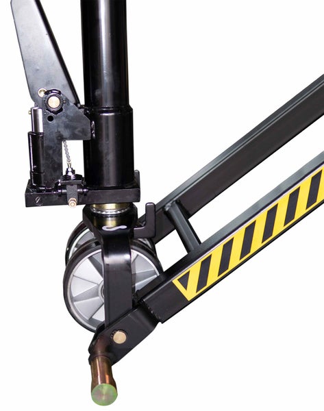 Detailansicht eines Werkstattkrans mit Rollen und Sicherheitsmarkierung