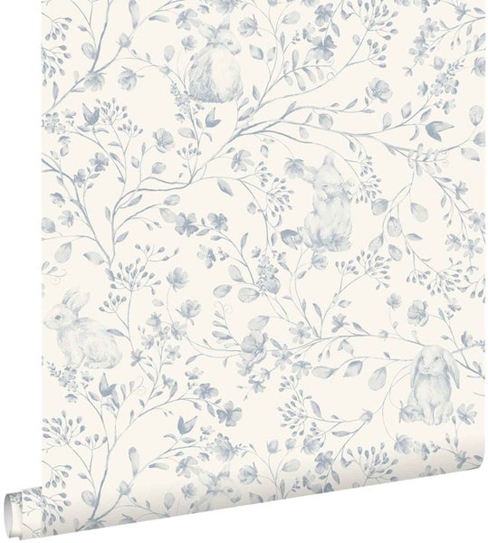 Vliestapete mit floralem Muster, Blumen und Hasen im Aquarell-Stil.