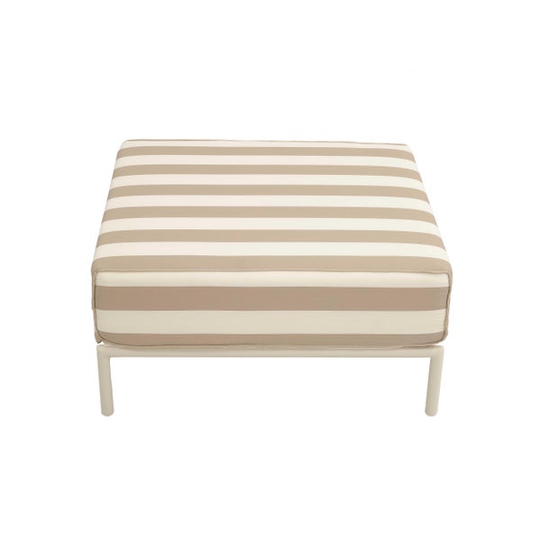 Beige-weiß gestreifter Hocker mit gepolsterter Sitzfläche und Metallgestell.