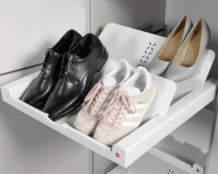 Ausziehbarer Schuhboden aus weißem Metall mit Platz für verschiedene Schuhe in einem Schranksystem zur geordneten Aufbewahrung.