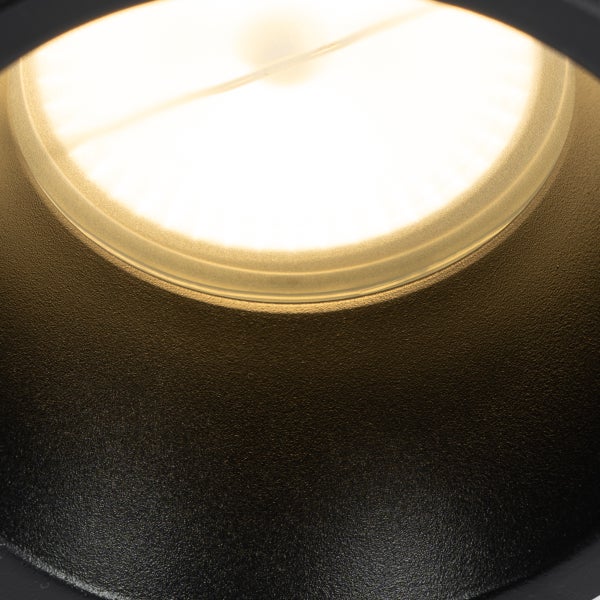 Deckenleuchte mit gewirbeltem Glasschirm und Metallfassung an der Decke