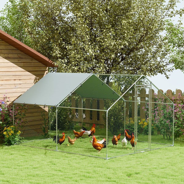 Großer Hühnerstall aus verzinktem Stahl mit Drahtgeflecht und grauem Dach im Garten mit Hühnern.