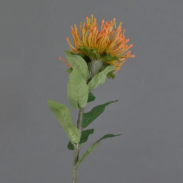 Künstliche Palme mit hohem Stamm und grünen Palmwedeln in einem schwarzen Topf aus Kunststoff.
