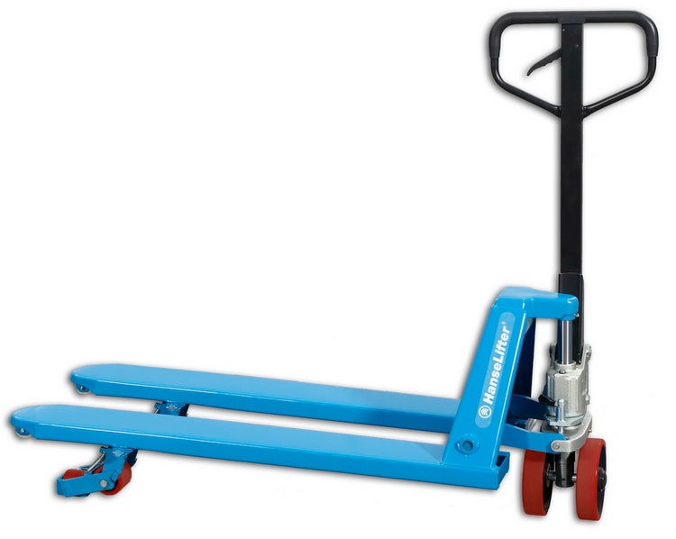 Blauer Gabelhubwagen mit schwarzem Griff und roten Rädern