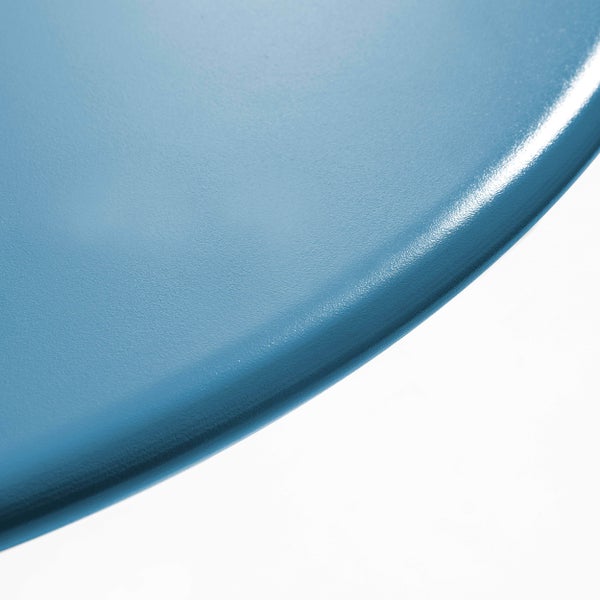 Nahaufnahme einer abgerundeten, blau strukturierten Tischkante.