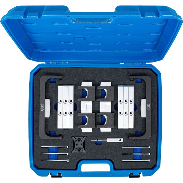 Werkzeugsatz für die Motorreparatur in blauem Kunststoffkoffer