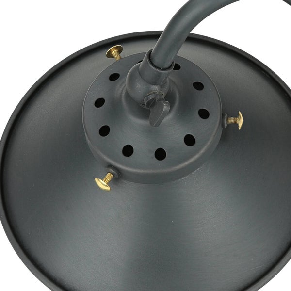 Detailaufnahme einer schwarzen Lampe mit Befestigungselementen