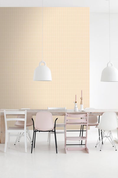 Esszimmer mit Esstisch, Stühlen und geometrischer Tapete