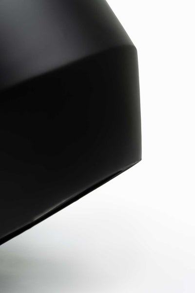 Detailansicht eines matt schwarzen Lampenschirms mit kantigem Design.