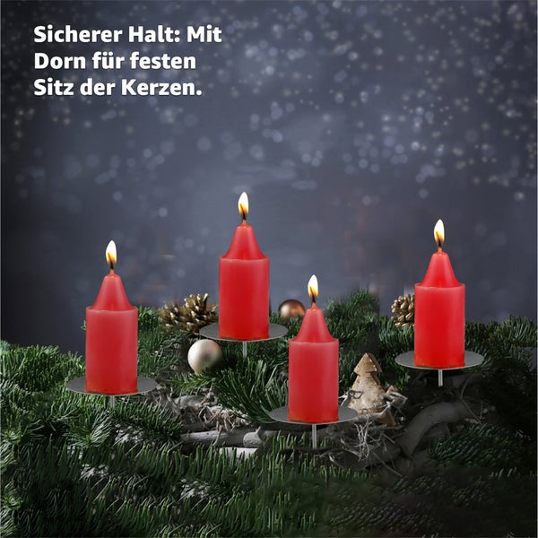 Adventskranz mit vier brennenden roten Kerzen und Tannengrün