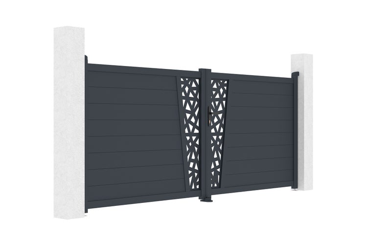 Anthrazitfarbenes Doppelflügeltor aus Aluminium mit horizontalen Lamellen und dekorativem Ornament zwischen zwei weißen Pfosten.